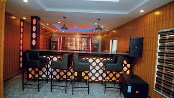 2 bares o lounges