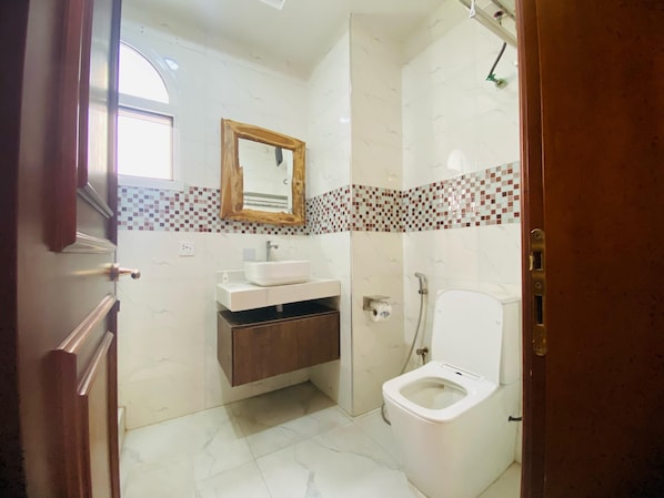 Executive-Zimmer | Badezimmer | Kostenlose Toilettenartikel, Handtücher, Seife