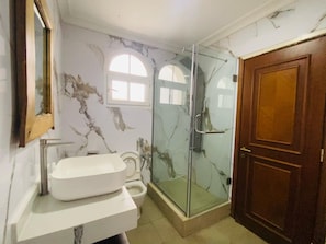 Presidential-Zimmer | Badezimmer | Kostenlose Toilettenartikel, Handtücher, Seife