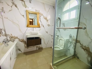 Superior-Zimmer | Badezimmer | Kostenlose Toilettenartikel, Handtücher, Seife