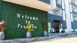 A building with a green wall and a sign that reads 'Welcome to Presten.' - Presken Hotel Residence  (Lagos)