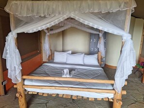 أسرّة بإسفنج يتكيف مع شكل الجسم ومكتب ومساحة عمل للكمبيوتر المحمول