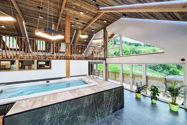 Bâtiment, Fenêtre, Piscine, Design Intérieur, Plante, Chaise, Bassin, Ombre, Sol, Loisir