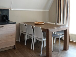 Dining - Stunning private villa for 6 guests with WIFI, pool, TV, terrace and pets allowed (Vlagtwedde)