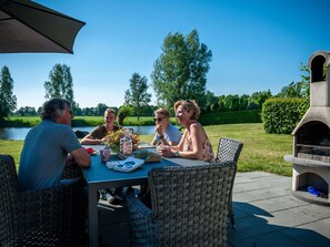 Outdoor dining - Wonderful  villa for 6 people with WIFI, pool, TV, terrace and pets allowed (Vlagtwedde)