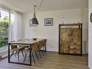 Dining - Stunning  villa for 6 people with WIFI, pool, TV, terrace and pets allowed (Vlagtwedde)