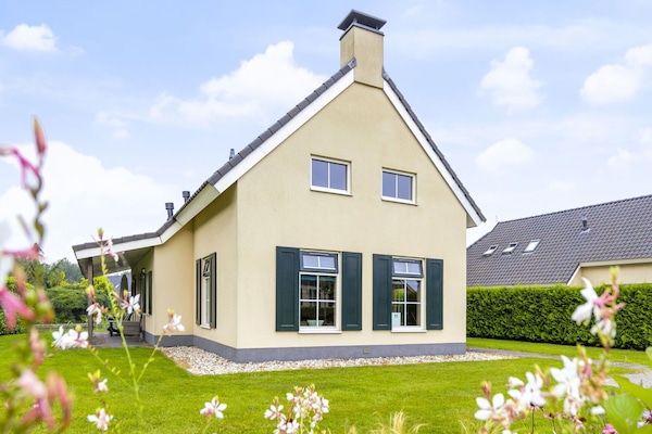 Blume, Wolke, Himmel, Pflanze, Gebäude, Eigentum, Fenster, Haus, Grundstueck, Hütte