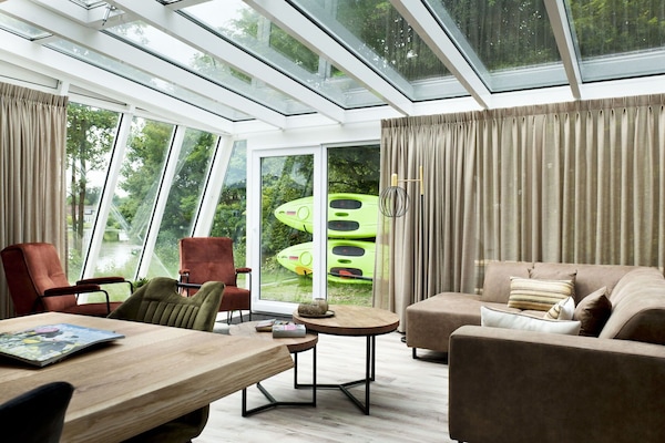 Tabelle, Möbel, Pflanze, Holz, Komfort, Interior Design, Schatten, Gebäude, Flooring, Fenster