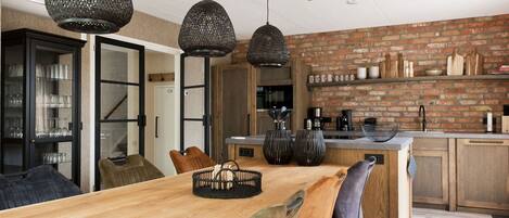 Microondas, horno, lavavajillas y periquera