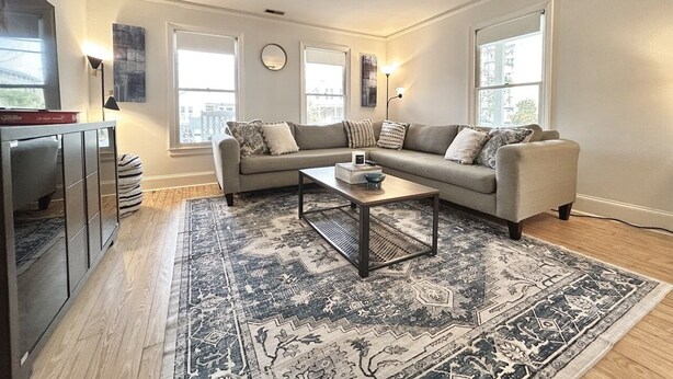 Un salon avec un canapé, une table basse et un tapis.