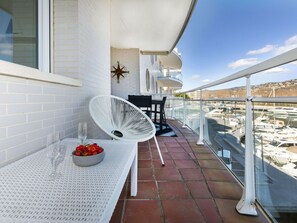 Outdoor dining - Cosy apartment for 6 people with WIFI, pool, TV and terrace (Castell-platja D'aro)