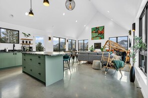 Smart-TV, Kamin, Tischtennisplatte