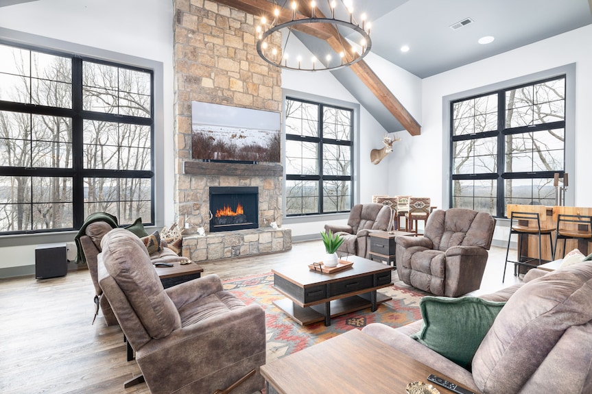 Scenic River Front Lodge With A Fire Pit And Outdoor Kitchen - Kentucky