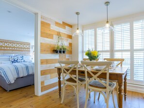 Dining - Nice apartment for 4 guests with WIFI, TV, patio and pets allowed (Tintagel)