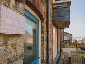 Outdoor dining - Nice apartment for 4 guests with WIFI, TV, patio and pets allowed (Tintagel)