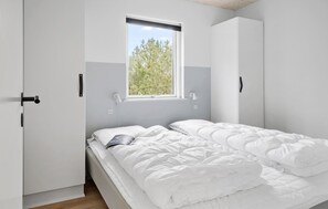 4 bedrooms, travel crib, free WiFi - Lovely home in Skjern with sauna (Skjern)