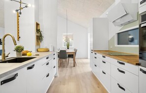 Fridge, microwave, oven, stovetop - Lovely home in Skjern with sauna (Skjern)