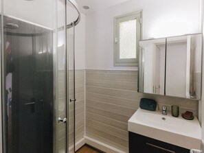 Bathroom - Lovely apartment for 6 guests with pool, WIFI, A/C, terrace, pets allowed and panoramic view (Tarco)