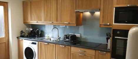 Mikrowelle, Ofen, Geschirrspüler, Esstisch