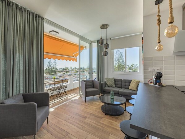 TV - Wonderful villa for 4 guests with WIFI, A/C, pool, TV, terrace and pets allowed (Playa Del Ingles)