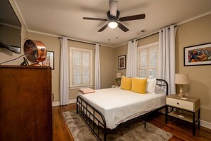 2 bedrooms, desk, iron/ironing board, WiFi - Chickasaw Gardens Bungalow (Memphis)