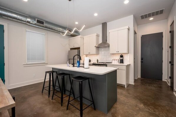 Fridge, microwave, oven, stovetop - "Central to Everything" Memphis! (Memphis)