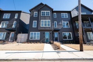 Exterior - "Central to Everything" Memphis! (Memphis)