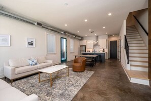 TV - "Central to Everything" Memphis! (Memphis)