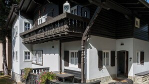 A traditional chalet with a balcony, stone steps, and a wooden table. - Beautiful private villa for 9 guests with hot tub, WIFI, TV, balcony and pets allowed (Madesimo)