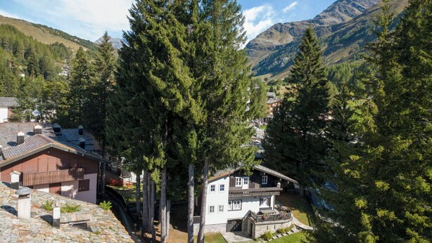 A mountain village with traditional houses, surrounded by dense forests and mountains. - Beautiful private villa for 9 guests with hot tub, WIFI, TV, balcony and pets allowed (Madesimo)