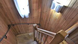A wooden spiral staircase with a metal handrail and a wooden handrail. - Beautiful private villa for 9 guests with hot tub, WIFI, TV, balcony and pets allowed (Madesimo)