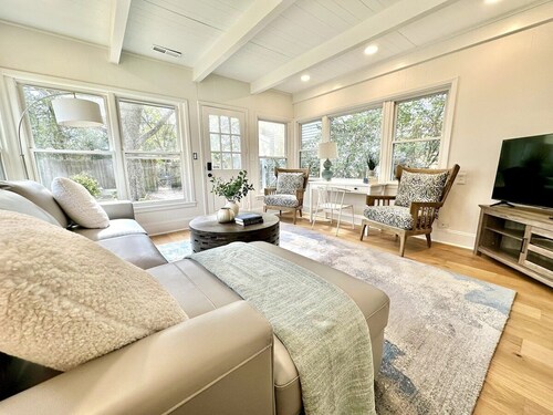 Sunny Bungalow in Quaint Neighborhood Setting - Dog Friendly