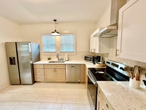 Kylskåp, mikrovågsugn, ugn och spishäll