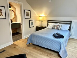2 bedrooms, desk, iron/ironing board, Internet - Modern Twist In Downtown Wilmington 3/2 Stunner! (Wilmington)