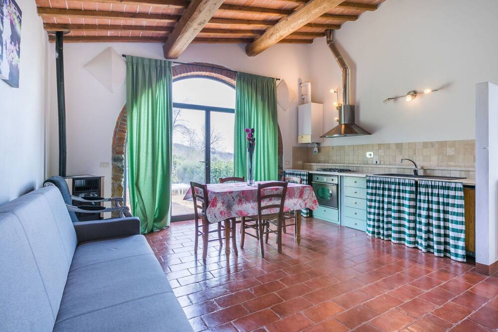 Lovely apartment in villa for 4 people with A\/C, pool, WIFI, TV and parking