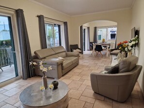 TV - Beautiful private villa for 10 guests with WIFI, A/C, private pool, TV and terrace (Albufeira)