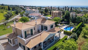 A large house with a swimming pool, surrounded by well-maintained gardens and a clear view of the sea. - Wonderful private villa for 10 guests with WIFI, A/C, private pool, TV and terrace (Albufeira)
