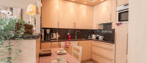 Micro-ondes, lave-vaisselle, grille-pain, tables à manger