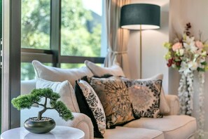 TV, fireplace - Viaduct`s Hidden Gem (Auckland)