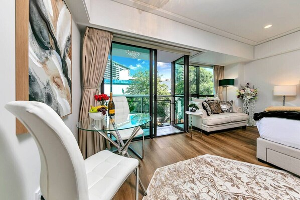 Una scrivania, ferro/asse da stiro, Wi-Fi gratuito, lenzuola