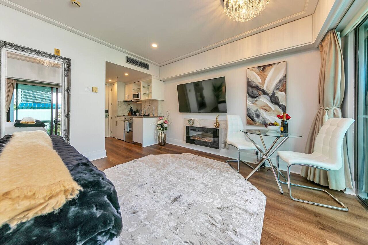 Een bureau, een strijkplank/strijkijzer, gratis wifi, beddengoed