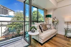 TV, fireplace - Viaduct`s Hidden Gem (Auckland)