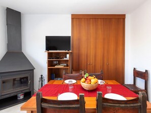 Dining - Lovely apartment for 4 people with WIFI, A/C, TV, terrace and pets allowed (Llançà)