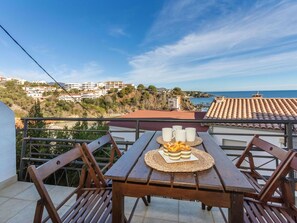 Outdoor dining - Nice apartment for 4 guests with WIFI, A/C, TV and terrace (Llançà)