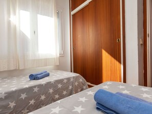 2 chambres, fer et planche à repasser, lit de bébé portatif