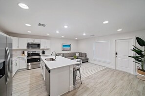 Kjøleskap, mikrobølgeovn, ovn og kokeplater