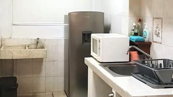 Apartemen, 2 kamar tidur, Bebas Asap Rokok, lantai dasar | Dapur kecil pribadi | Mesin pembuat kopi/teh dan pemanggang roti