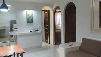 Departamento, 2 habitaciones, para no fumadores, planta baja | Área de sala de estar | Smart TV de 32 pulgadas con canales digitales y Netflix