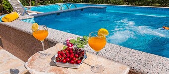 Beautiful private villa for 10 people with private pool, A/C, WIFI, TV, terrace and pets allowed