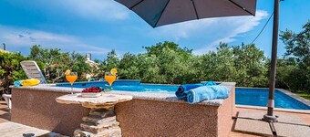 Beautiful private villa with WIFI, A/C, private pool, TV, terrace, pets allowed and parking